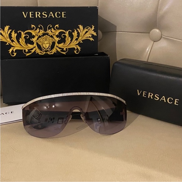 ✨Versace sunglasses 😎 - Picture 6 of 7